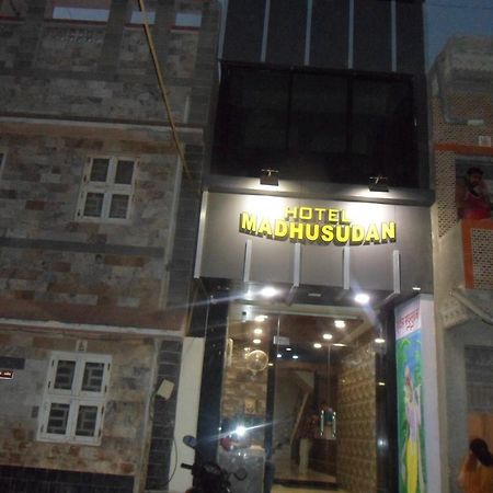 Hotel Madhusudan Dwārka Buitenkant foto