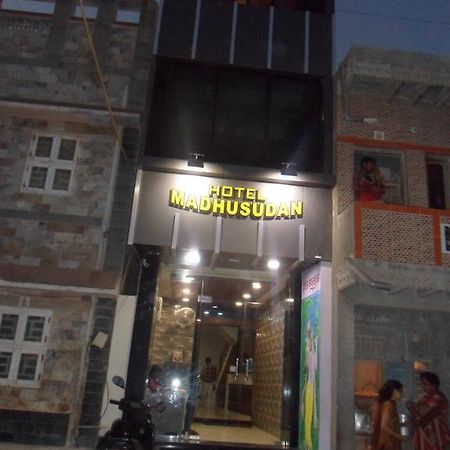 Hotel Madhusudan Dwārka Buitenkant foto