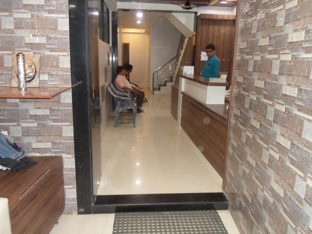 Hotel Madhusudan Dwārka Buitenkant foto