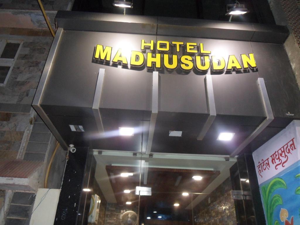 Hotel Madhusudan Dwārka Buitenkant foto
