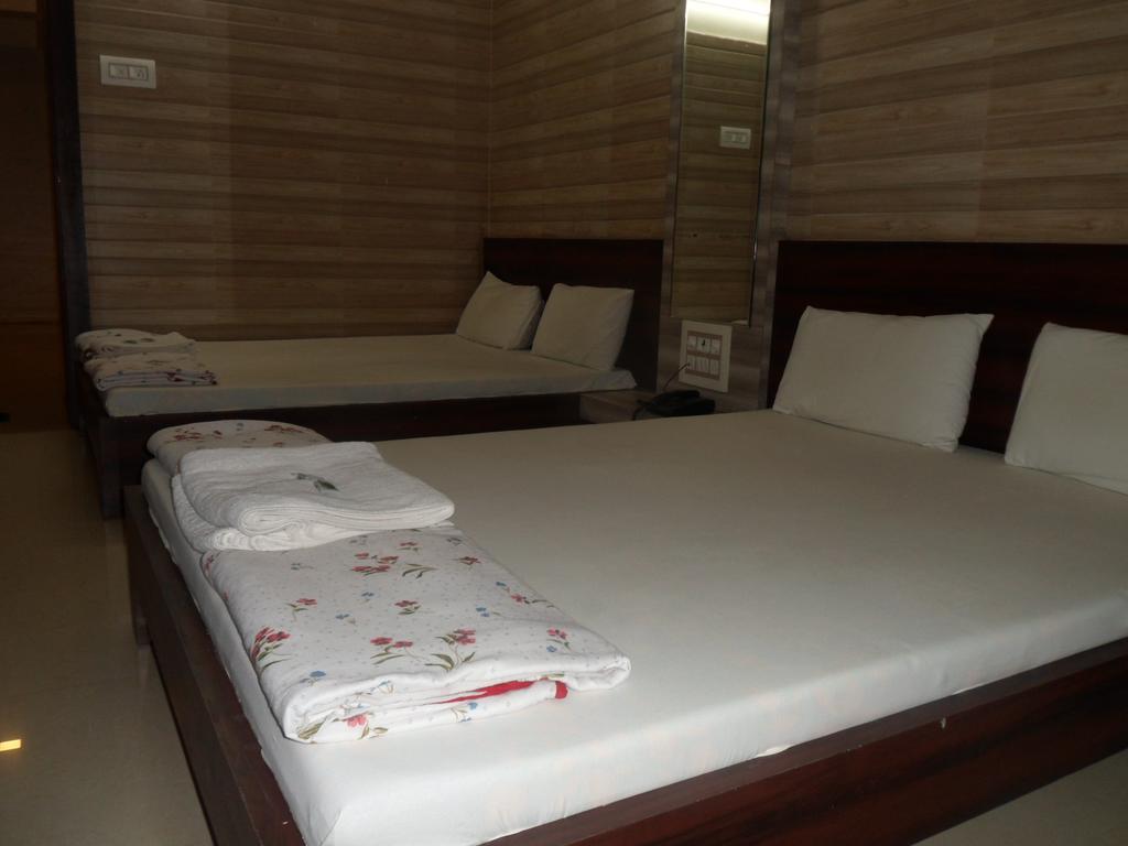 Hotel Madhusudan Dwārka Buitenkant foto