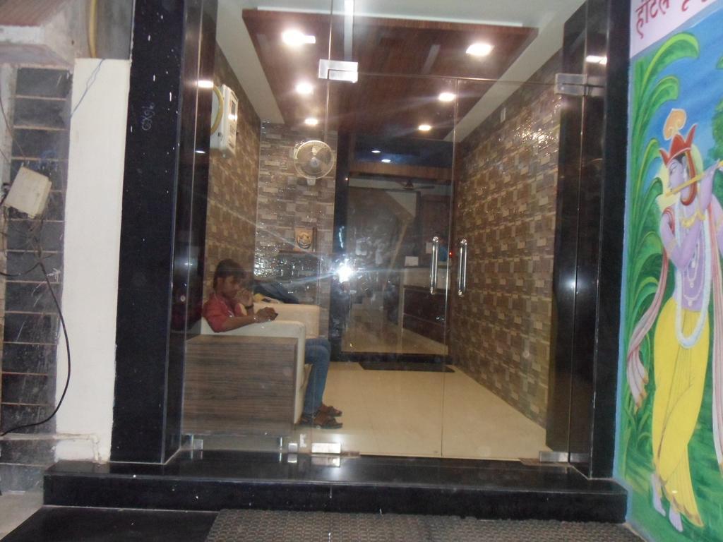Hotel Madhusudan Dwārka Buitenkant foto