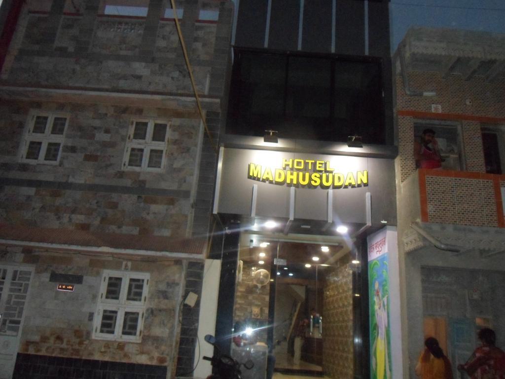 Hotel Madhusudan Dwārka Buitenkant foto