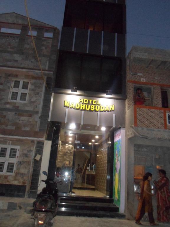 Hotel Madhusudan Dwārka Buitenkant foto